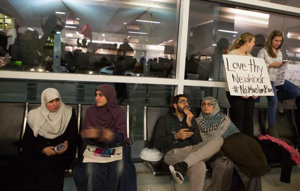 Una jueza impide las deportaciones de refugiados tras el veto de Trump