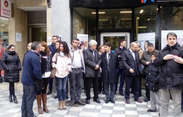 Trabajadores y sindicatos se concentran ante entidades financieras en repulsa por el asesinato de La Solana