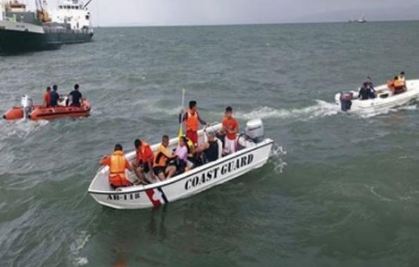 Encuentran con vida a 25 turistas chinos desaparecidos en naufragio en Malasia