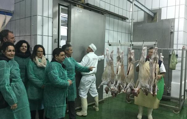 Reyes destaca la importancia del matadero de Noalejo para la creación de empleo y la economía local