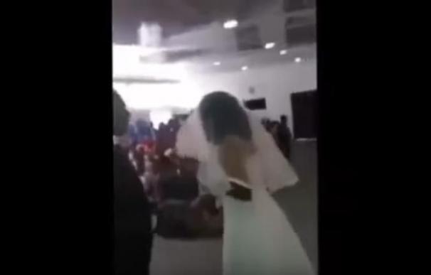 Una mujer arma un escándalo al presentarse en la boda de su amante vestida de novia