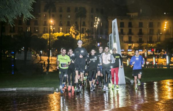 Mario Mola comparte entrenamiento con 80 corredores por las calles de Barcelona