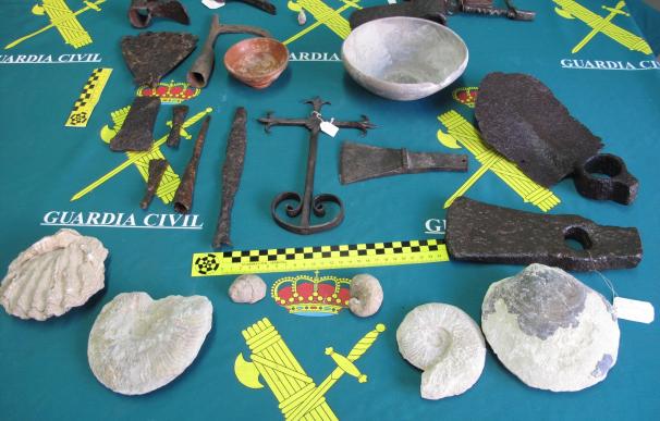 La Guardia Civil incauta 25 piezas fósiles y metálicas de la época romana en Guadalajara