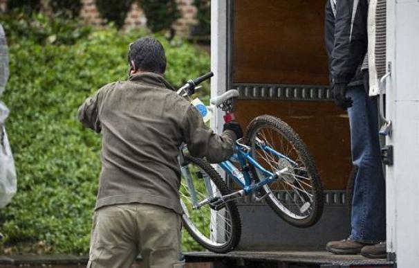 Un empleado descarga las bicicletas de Obama en la que será su nueva casa.