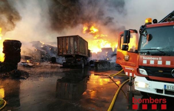El fuego en la planta de Sant Feliu de Buixalleu quema 400 m2 de basura