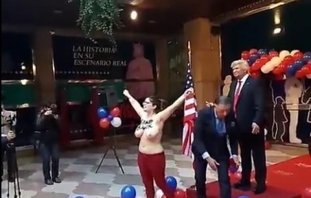 Una feminista irrumpe en la inauguración de la estatua de Trump en el Museo de Cera al grito de 'Grab them by the balls'