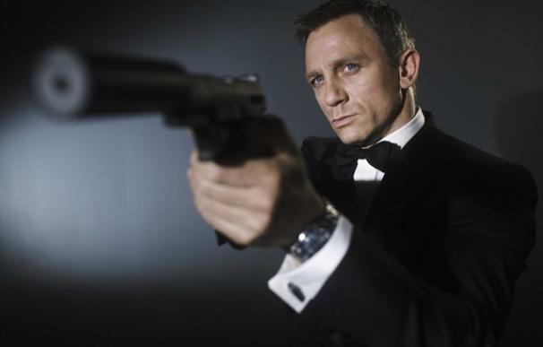 James Bond dejó de fumar pero sigue expuesto al tabaquismo pasivo