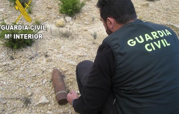 La Guardia Civil destruye un proyectil de artillería de la Guerra Civil encontrado en Requena