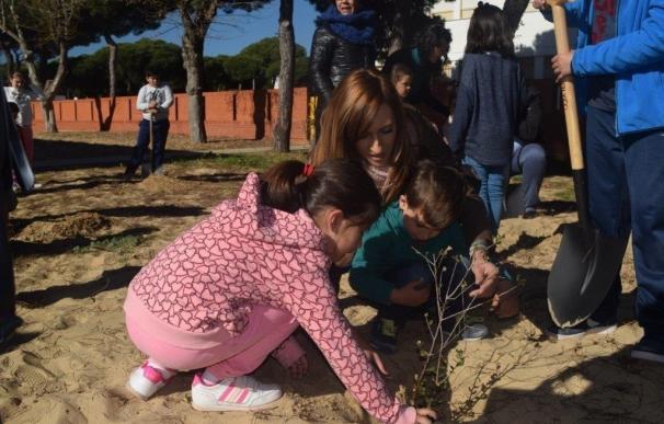 La Junta conmemora los 25 años del programa Aldea con una plantación en el colegio Enebrales