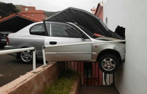 Herida una mujer tras empotrar su coche en la fachada de su casa en Candelaria (Tenerife)