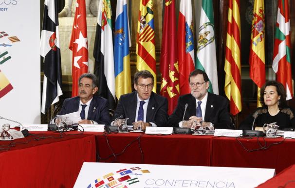 Rajoy dice a las CCAA que la recaudación está 20.000 millones por debajo de 2007 y siguen los desequilibrios