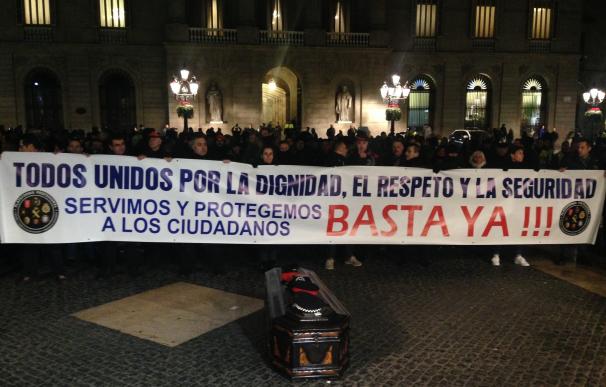 Unos 1.500 agentes de distintos cuerpos se manifiestan en Barcelona para pedir "respeto institucional"