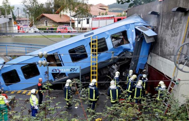 Un fallecido y tres heridos tras descarrilar un tren en Vizcaya