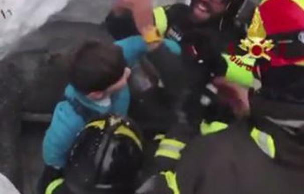 Los bomberos aplauden en el momento en que un niño es rescatado.