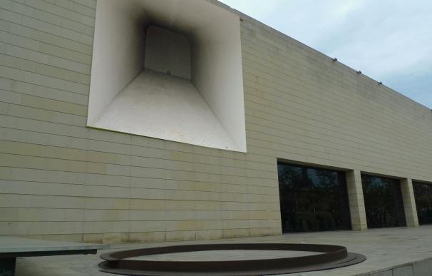 Cristina Lucas cuelga un "nicho" en formato publicitario que reflexiona sobre lo efímero en la fachada del IVAM