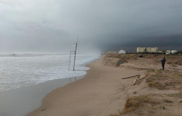 El temporal deja el Paseo Marítimo de Valencia intransitable y las torres de salvamento de playas abatidas