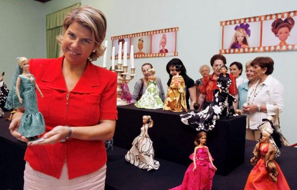 Una muestra recoge 150 "Barbies" con trajes diseñados expresamente para ellas
