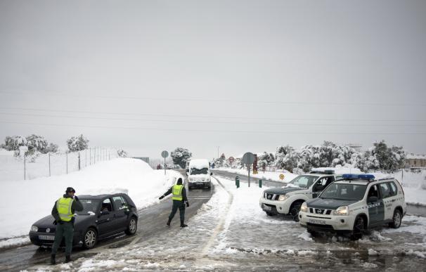 La nieve complica la circulación por carretera y por tren en la Comunidad Valenciana