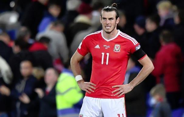 Gareth Bale se lamenta en el partido ante Serbia.