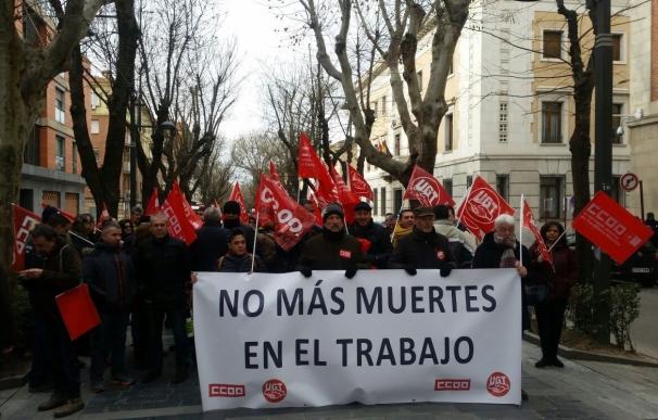 Unos 50 delegados sindicales se manifiestan en Guadalajara para que no haya "ni una muerte más" en el trabajo