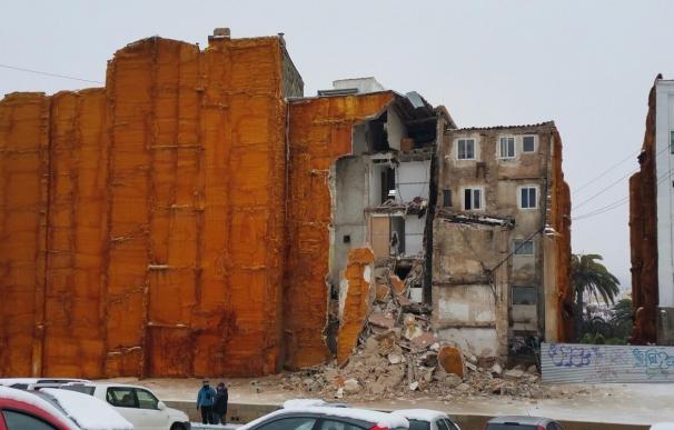 Varias familias desalojadas tras el desplome de parte de un edificio de cuatro alturas en Alcoi