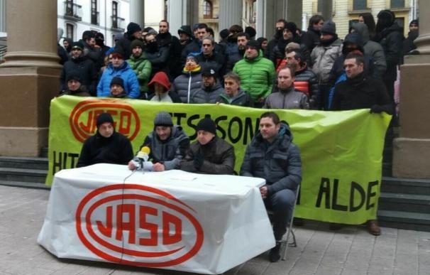 La plantilla de grúas Jaso de Itsasondo, en huelga, seguirá reclamando la "homogeneización de las pagas mensuales"