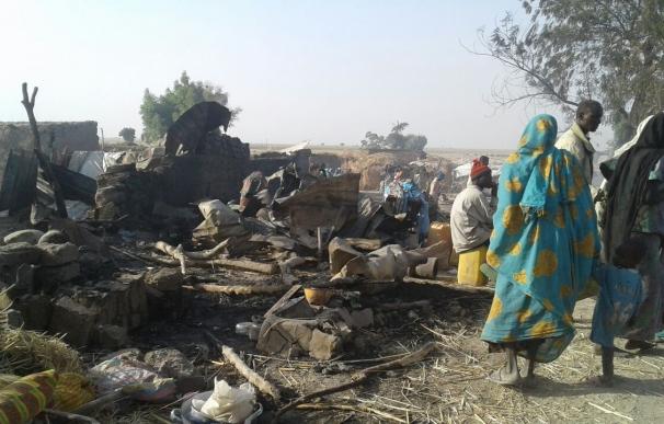Las autoridades de Nigeria elevan a cien los muertos por el bombardeo contra un campamento de desplazados