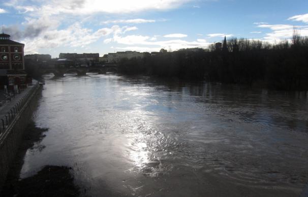 El río Ebro no provoca ningún problema en Logroño al no superar los 700m3/s de caudal