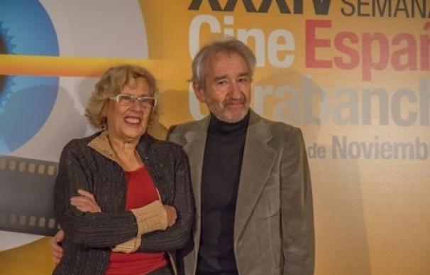 Manuela Carmena entrega a José Sacristán el premio a su trayectoria