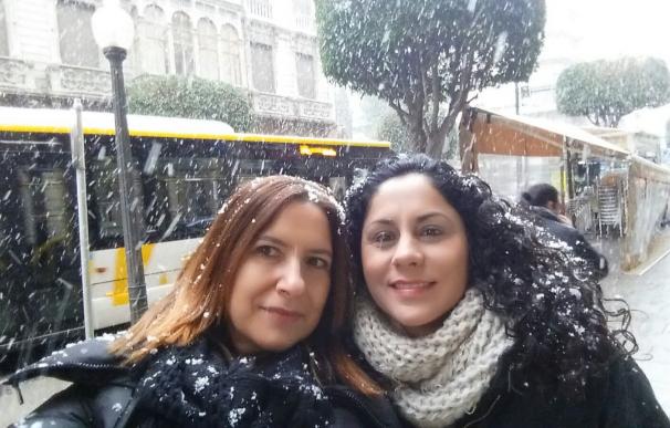 Dos dependientas de la joyería Toison de Alcantarilla (Murcia) bajo la nieve