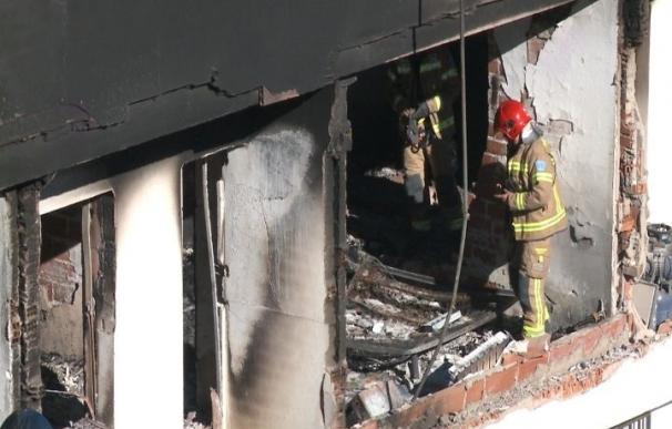Los técnicos evalúan los daños del edificio de Cáceres, que continúa desalojado por la explosión