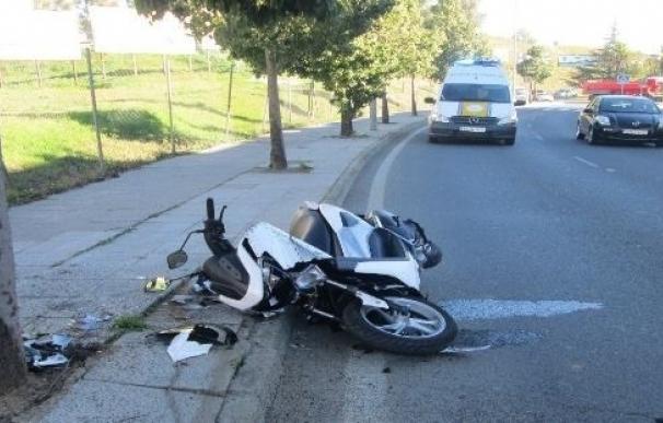 Herida una joven motorista tras colisionar con una furgoneta en Badajoz