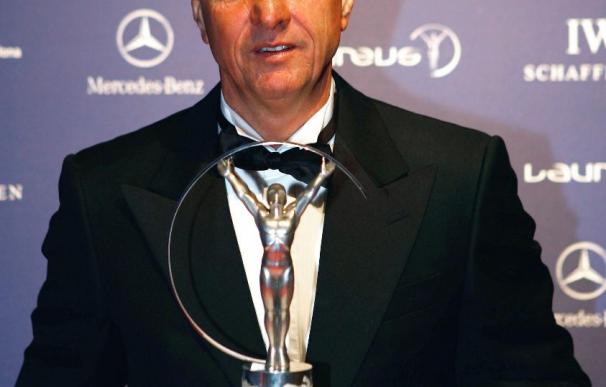 Cruyff aplaude que Messi cobre más pero critica el contrato hasta 2016