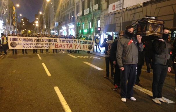 Zoido se ofrece a mediar con los mossos tras una manifestación en Barcelona que califica de "llamada de atención"