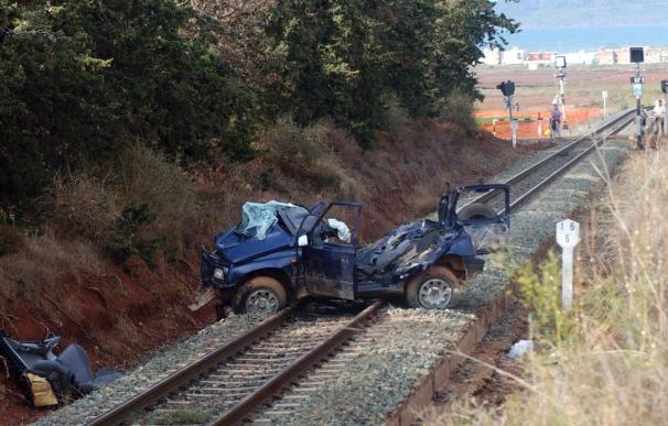 Un hombre sale ileso tras chocar su coche con el tren en un paso a nivel