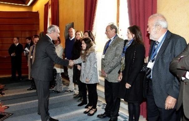 Los participantes del XIV Encuentro Internacional de Juristas visitan el Parlamento de Andalucía