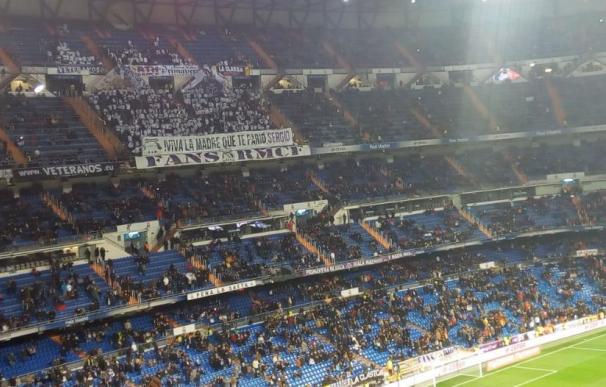 El Bernabéu muestra su apoyo a Sergio Ramos... con un recuerdo a su madre