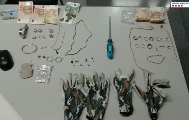 Detenidos dos ladrones que treparon por la fachada para robar en un piso de Barcelona