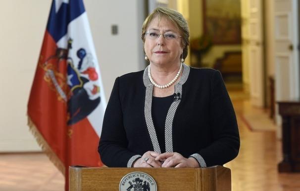 Bachelet asegura que el Gobierno está haciendo "todo lo humanamente posible" para combatir los incendios