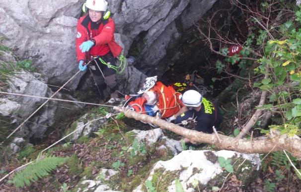 El helicóptero del Gobierno y bomberos del 112 rescatan a un hombre de una sima de 10 metros en Porracolina