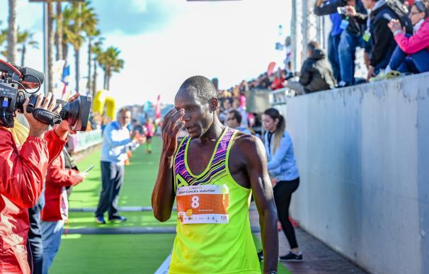El keniata Mathew Kipsaat gana la Cajasiete Gran Canaria Maratón con el récord de la prueba de 2:13:19