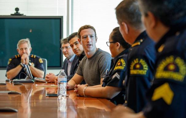 Mark Zuckerberg durante su visita a la Policía de Dallas (Texas)