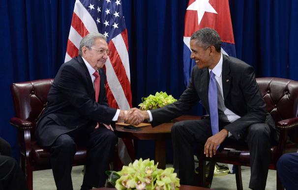 Raúl Castro y Barack Obama estrechando sus manos. Getty Images.