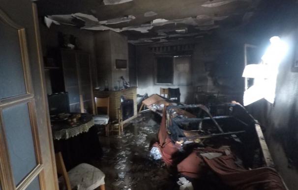 Bomberos apagan un incendio en el interior de un chalet en Las Reposaderas (Calasparra)