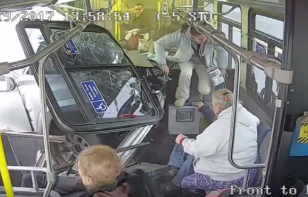 Un conductor de 82 años mete su furgoneta dentro de un autobús en un espectacular accidente