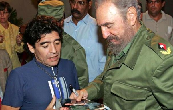 Maradona (izquierda) junto a Fidel Castro en 2005.