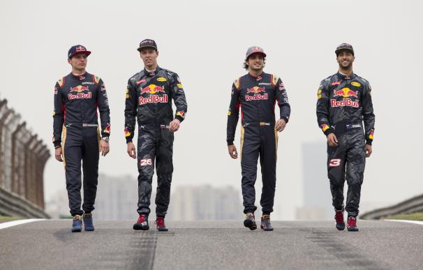 De izquierda a derecha: Verstappen (Red Bull), Kvyat (Toro Rosso), Sainz (Toro Rosso) y Ricciardo (Red Bull).