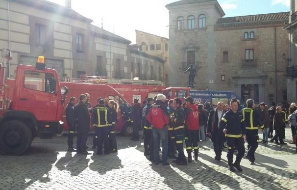 Los cuatro camiones de bomberos y tres contenedores con material humanitario del convoy 'Madrid con Siria' van en camino