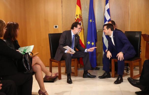 Rajoy y Tsipras acuerdan defender los valores comunes de la UE en su primer encuentro bilateral