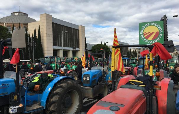 500 tractores exigen dignidad para el campo catalán en una concentración en Barcelona